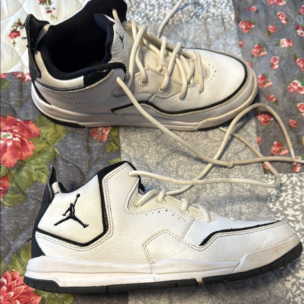 Nike White and Black Sneakers Classic Design